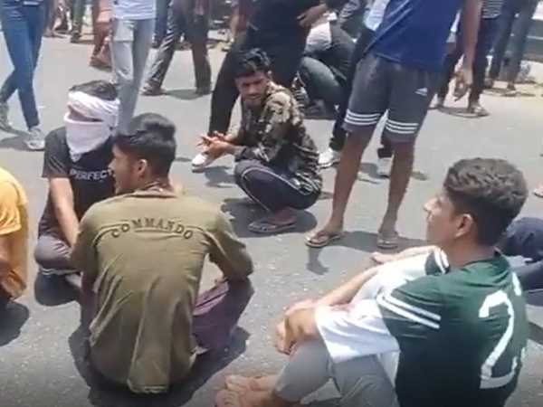 अग्निपथ योजना के खिलाफ युवाओं ने दिल्ली-अजमेर हाईवे पर लगाया जाम